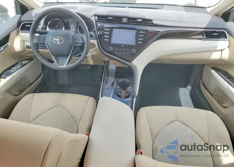 2020 Toyota Camry Le z USA, uszkodzony, nr VIN 4T1C11AK2LU996409